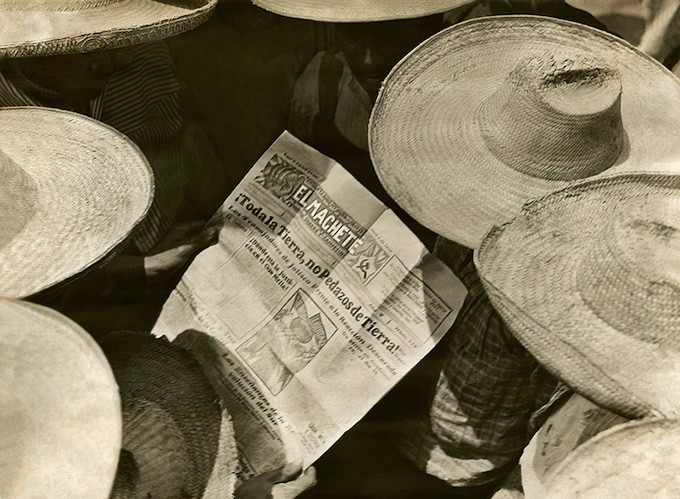 Tina Modotti Hommes lisant El Machete, vers 1929 Collection et archives de la Fundación Televisa, Mexico Tina Modotti Hommes lisant El Machete, vers 1929 Collection et archives de la Fundación Televisa, Mexico