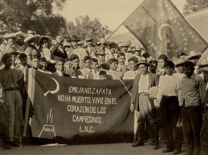 Tina Modotti Sans titre (Marche politique avec banderole) vers 1928-1929 Avec l’aimable autorisation de la galerie Throckmorton Fine Art, New York