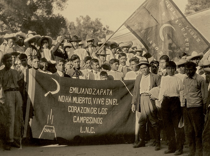 Tina Modotti Sans titre (Marche politique avec banderole) vers 1928-1929 Avec l’aimable autorisation de la galerie Throckmorton Fine Art, New York Tina Modotti Sans titre (Marche politique avec banderole) vers 1928-1929 Avec l’aimable autorisation de la galerie Throckmorton Fine Art, New York