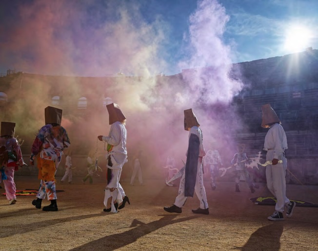 Tournage d’Aïda Bruyère aux Arènes de Nîmes, février 2024. Photo © Séphane Ramillon – Ville de Nîmes.