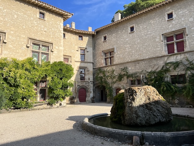 Château de Thézan ( Provence) ouverture des salles intérieures et vernissage. 1er mai au 30 septembre 2024