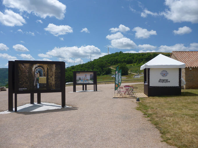 Cet été, partez à la rencontre du roquefort sur l’aire touristique du viaduc de Millau ! Cet été, partez à la rencontre du roquefort sur l’aire touristique du viaduc de Millau !
