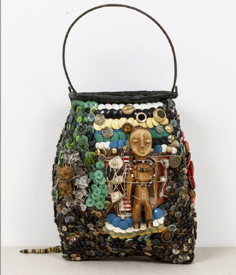 Abou Sidibé, Sans titre (puisette), 2023, Boutons, statuettes en bois, pierre, perles sur chambre à air, H 58 x L 30 x P 18 cm Abou Sidibé, Sans titre (puisette), 2023, Boutons, statuettes en bois, pierre, perles sur chambre à air, H 58 x L 30 x P 18 cm