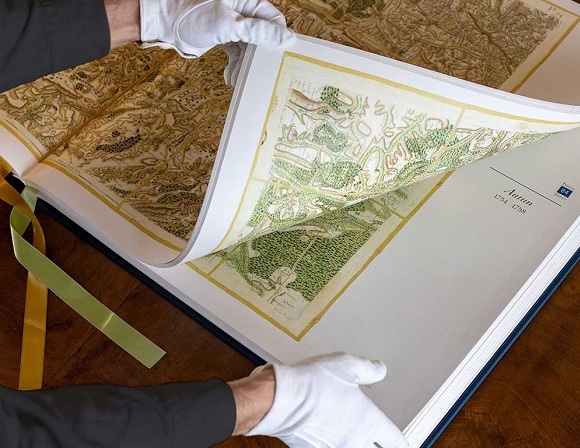 La Carte de Cassini (version de la Reine). Un véritable objet d’art aux dimensions hors-normes. Chez Conspiration | Éditions La Carte de Cassini (version de la Reine). Un véritable objet d’art aux dimensions hors-normes. Chez Conspiration | Éditions