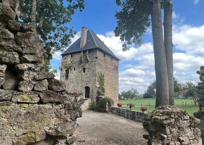 Château de Savigny-le-Vieux © DR Château de Savigny-le-Vieux © DR