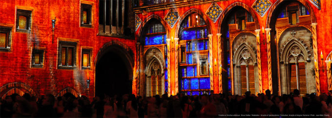 Les Luminessences d’Avignon du 12 août au 3 octobre 2015, cour d'honneur du Palais des Papes