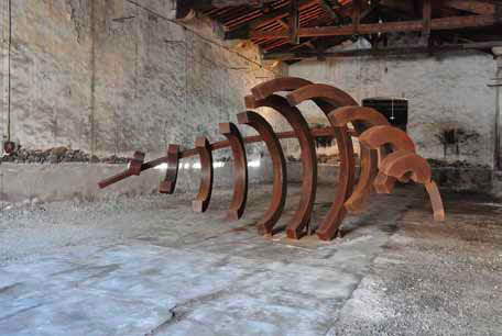 Mehdi Melhaoui, Vague S11, acier, 7x3x3 m, 2013, prêt de la ville de Marseillan © Mehdi Melhaoui