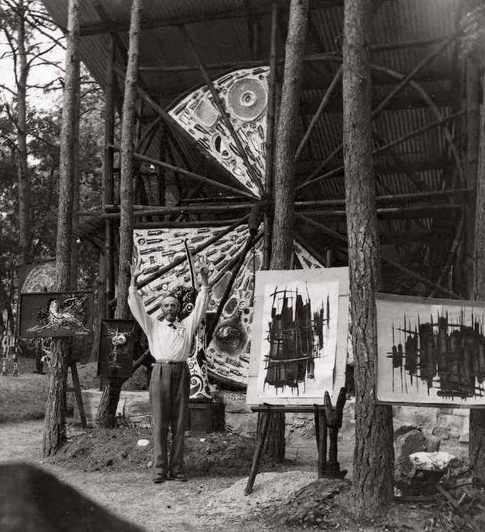 Chomo entre ses peintures et ses sculptures, devant l’Église des pauvres en construction, c. 1965 Chomo entre ses peintures et ses sculptures, devant l’Église des pauvres en construction, c. 1965