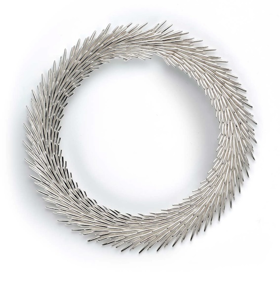 Collier Palmaceae — Christofle Michele Oka Doner (née en 1945), sculptrice 2005 Argent massif Conservatoire Bouilhet Christofle © Christophe Dellière Collier Palmaceae — Christofle Michele Oka Doner (née en 1945), sculptrice 2005 Argent massif Conservatoire Bouilhet Christofle © Christophe Dellière