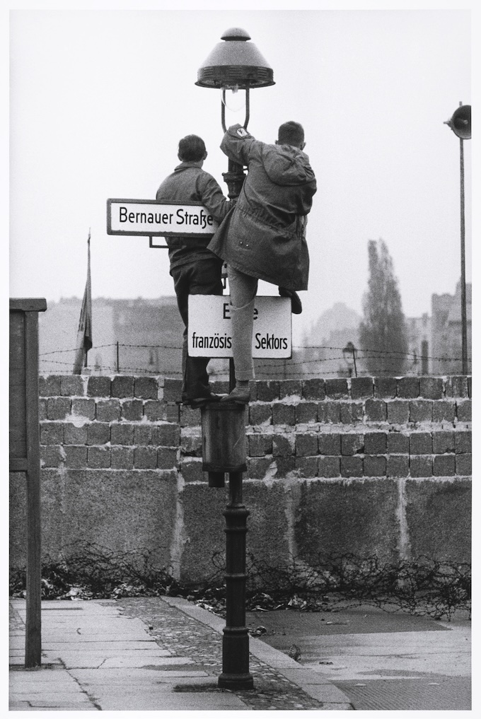 Mur de Berlin, 1961 Photo : Jaques de Potier / Paris Match Tirage argentique postérieur, sur papier baryté, d’après le négatif d’origine 33 x 50 cm. N°2/10 Estimation : 1 500 - 2 500 € Mur de Berlin, 1961 Photo : Jaques de Potier / Paris Match Tirage argentique postérieur, sur papier baryté, d’après le négatif d’origine 33 x 50 cm. N°2/10 Estimation : 1 500 - 2 500 €