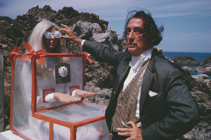 Salvador Dalí. Cadaqués, 1965 Photo : Tony Saulnier / Paris Match Tirage argentique postérieur, sur papier RC satiné, d’après la diapo d’origine 2 tirages en 50 x 60 cm. N°1/10 Estimation : 2 500 - 3 500 € Salvador Dalí. Cadaqués, 1965 Photo : Tony Saulnier / Paris Match Tirage argentique postérieur, sur papier RC satiné, d’après la diapo d’origine 2 tirages en 50 x 60 cm. N°1/10 Estimation : 2 500 - 3 500 €