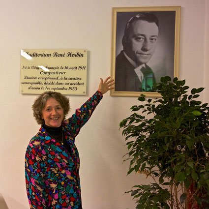 Elisabeth Herbin, pianiste, devant la stèle dédiée à son père