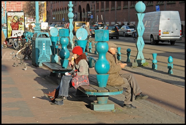 Damrak met straatmeubilair en passanten-2007-Foto Martin Alberts_Stadsarchief Amsterdam Damrak met straatmeubilair en passanten-2007-Foto Martin Alberts_Stadsarchief Amsterdam