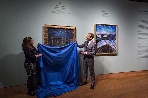 Axel Rüger (directeur du Musée Van Gogh) et Maite van Dijk (conservatrice Munch : Van Gogh) dévoilent Nuit étoilée sur le Rhône (Vincent van Gogh, 1888) et Nuit étoilée (Edvard Munch, 1922), deux œuvres maîtresses de l’exposition Munch : Van Gogh. Axel Rüger (directeur du Musée Van Gogh) et Maite van Dijk (conservatrice Munch : Van Gogh) dévoilent Nuit étoilée sur le Rhône (Vincent van Gogh, 1888) et Nuit étoilée (Edvard Munch, 1922), deux œuvres maîtresses de l’exposition Munch : Van Gogh.