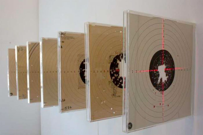Trajectoire brodée, 2014 Dispositif de cibles, plexiglas, laser, 50 x 120 cm