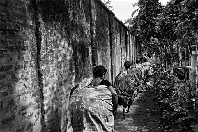 Gaël Turine, Le mur et la peur. Inde/ Bangladesh 2013 - Passage clandestin de femmes transportant des marchandises © Gael Turine /Agence Vu