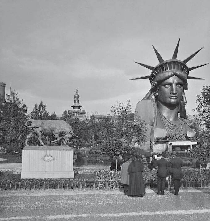Exposition universelle de 1878, parc du Champ-de-Mars, Paris. A gauche : Taureau sculpté par Isidore-Jules Bonheur ; à droite : buste de la statue de la Liberté d’Auguste Bartholdi. © Léon & Lévy / Roger-Viollet Exposition universelle de 1878, parc du Champ-de-Mars, Paris. A gauche : Taureau sculpté par Isidore-Jules Bonheur ; à droite : buste de la statue de la Liberté d’Auguste Bartholdi. © Léon & Lévy / Roger-Viollet