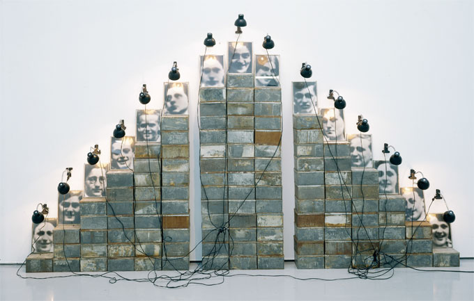 Christian Boltanski, Autel Chases, 1988, fer, photographie gélatiné argentique sur papier baryté et matériel électrique. © Adagp, Paris 2016. © Yves Bresson / MAMC.