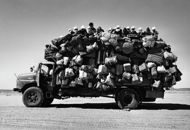 En route vers Sebha, Libye, 1978 © Raymond Depardon-Magnum Photos En route vers Sebha, Libye, 1978 © Raymond Depardon-Magnum Photos