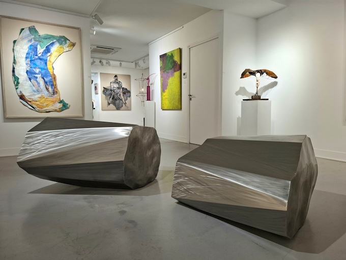 MORGAN BALOCCO Correspondance, 2021 Inox patiné verni et dioxyde de titane - 71 x 290 x 120 cm