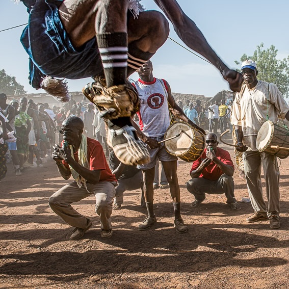 Le saut de salutation des neveux utérins. Funérailles de Konabé Témé, Boromo, 2013 © Patrick Darlot Le saut de salutation des neveux utérins. Funérailles de Konabé Témé, Boromo, 2013 © Patrick Darlot