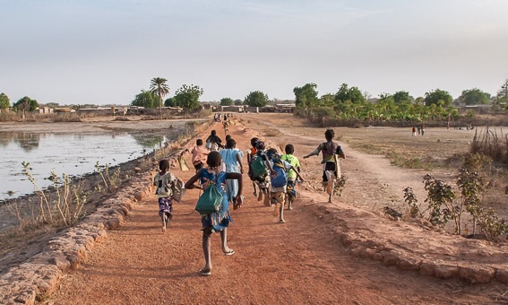 Retour de l'école. Uiibo, 2012 © Patrick Darlot Retour de l'école. Uiibo, 2012 © Patrick Darlot