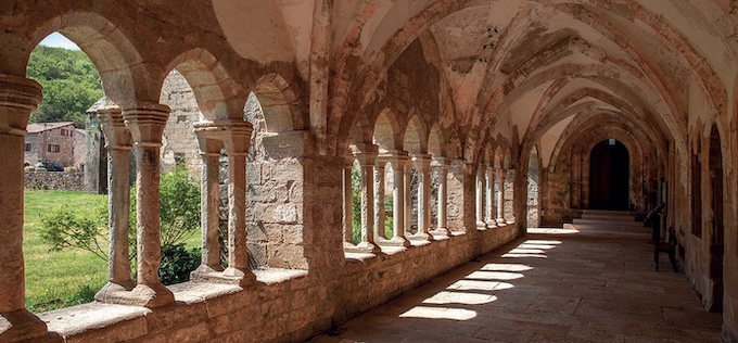 Sylvanès, galerie du cloître © DR