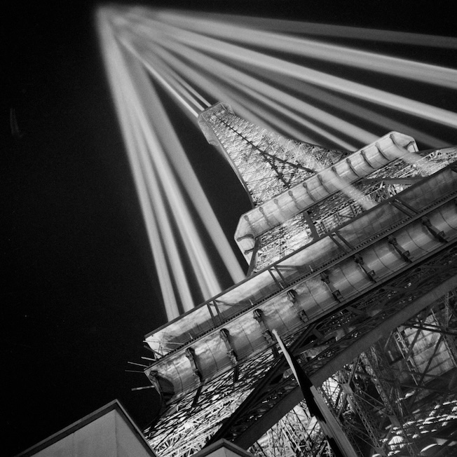 La tour Eiffel illuminée lors de l’Exposition universelle. Paris, 1937. © Gaston Paris / Roger-Viollet La tour Eiffel illuminée lors de l’Exposition universelle. Paris, 1937. © Gaston Paris / Roger-Viollet
