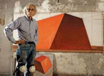 Christo dans son atelier avec un dessin préparatoire pour le Mastaba d’Abu Dhabi en 2012.