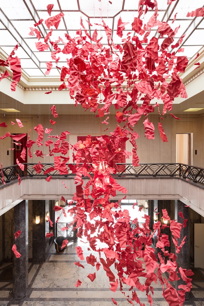 Fondation Boghossian Villa Empain - Jiana Kim, Red Fire of Life, 2025, Porcelaine colorée Fondation Boghossian Villa Empain - Jiana Kim, Red Fire of Life, 2025, Porcelaine colorée