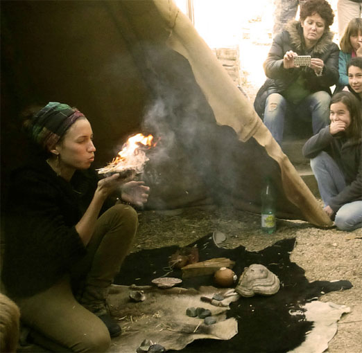 Allumer un feu © DR Allumer un feu © DR