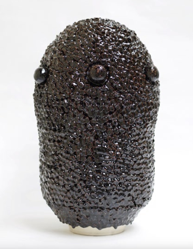 King Houndekpinkou. Bubble Tea Doll Totem 2025. Grès blanc, émail brun. H.63 cm ; ø 40 cm King Houndekpinkou. Bubble Tea Doll Totem 2025. Grès blanc, émail brun. H.63 cm ; ø 40 cm