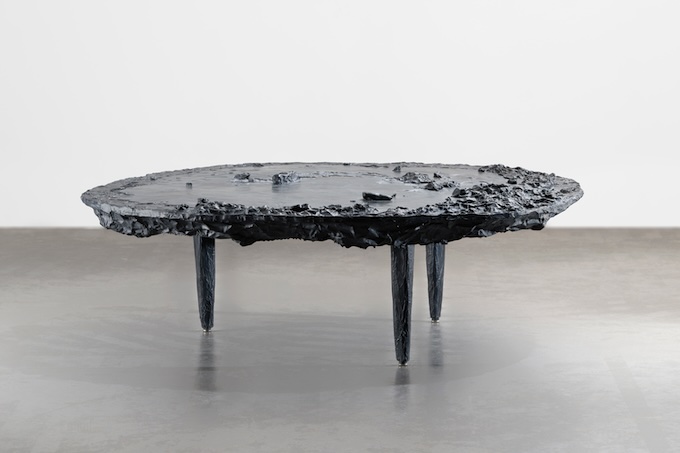 ColAAb x Angelika Markul, Tchouri, table basse, 2022. Bronze, patine noire satinée. © Aurélien Mole