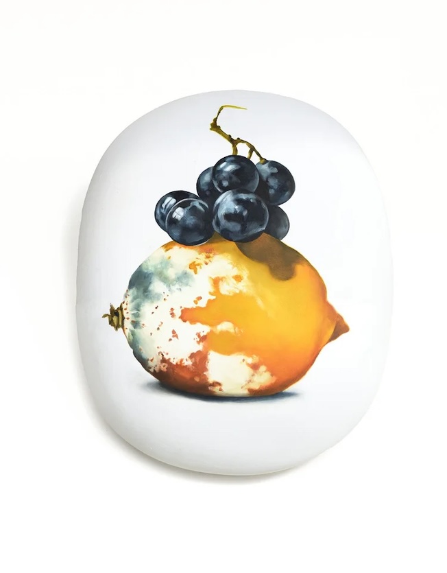 France Bizot. Fardeau (Burden), 2025. Peinture à l’huile sur céramique France Bizot. Fardeau (Burden), 2025. Peinture à l’huile sur céramique