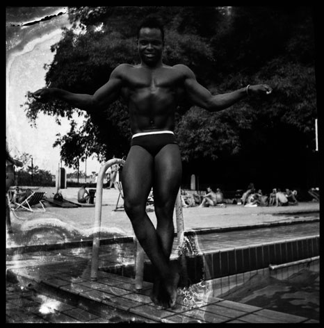 Jean Depara. Un culturiste à la piscine © Depara. Revue Noire