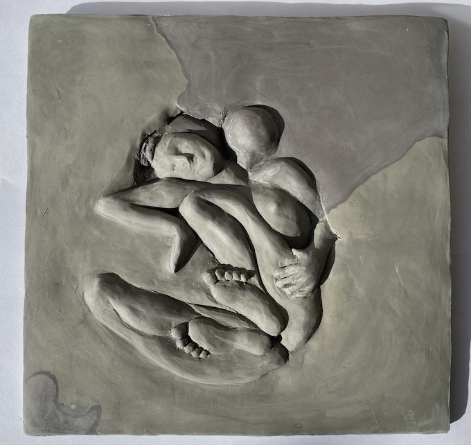 Valérie Rossignol. Bas-relief n°5 (2024), Résine estampage d'étain et de bronze blanc, 26x26cm