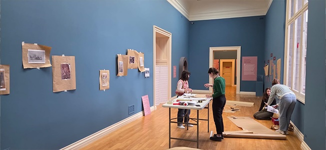 Montage en cours de l'exposition-école au musée des Beaux-Arts de Rouen avec les étudiantes de l’École du Louvre, crédits : École du Louvre
