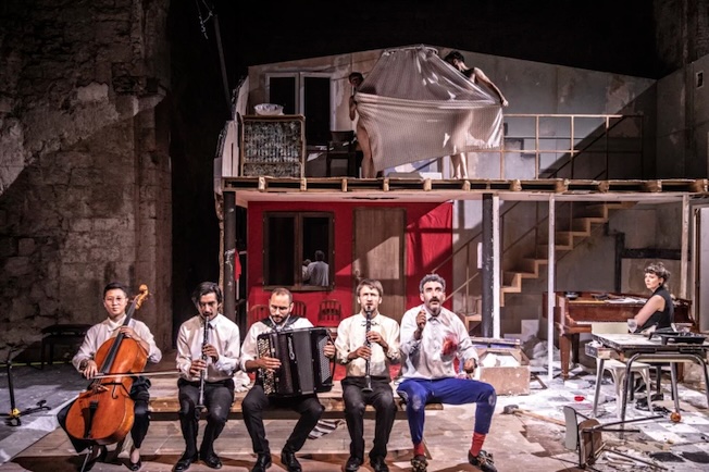 Villeurbanne, Théâtre National Populaire : « Sans tambour », Samuel Achache - Florent Hubert - Antonin-Tri Hoang - Ève Risser. Du 16 au 20/12/2025