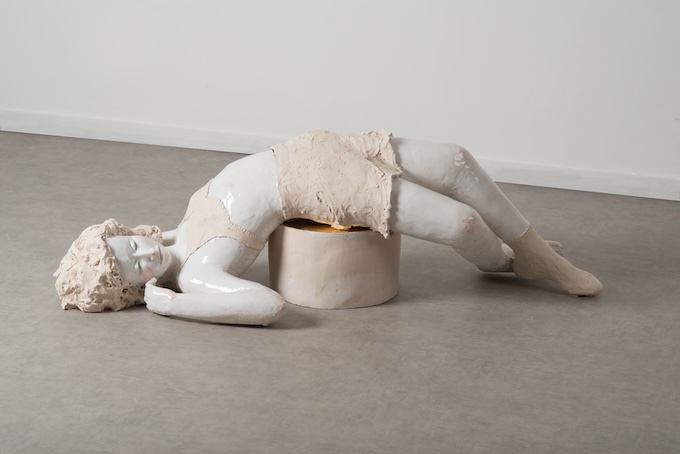 Julia Haumont, Sans titre (sculpture n°41), 2025, faïence émaillée, 110 x 50 x 33 cm © Jimmy Seng Tristao