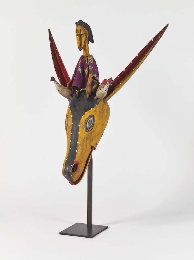 Sogonin kelennayaala, petit  gibier solitaire qui se promène Mali, région de Ségou Bois peint, tissu Don Sonia et Albert Loeb © musée des Confluences – Sandrine Expilly