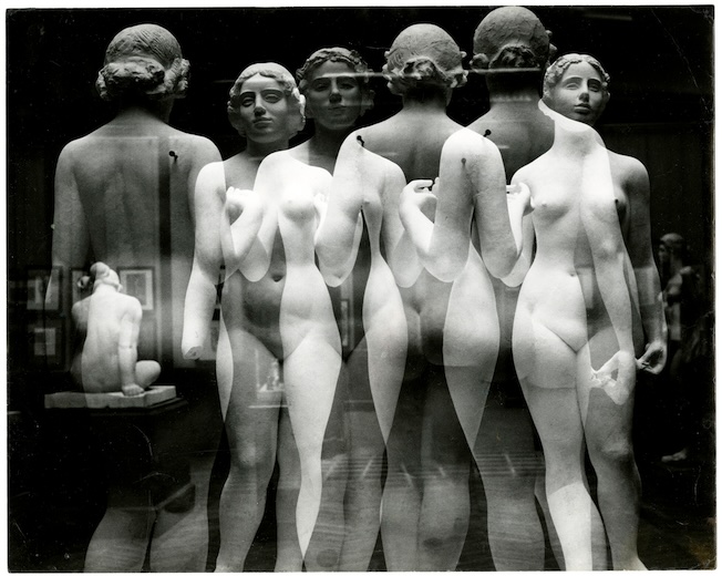 Erwin Blumenfeld (1897 - 1969), Les trois nymphes dans l’atelier de Maillol, tirage gélatino-argentique développé sur papier baryté. © 2026 Erwin Blumenfeld Foundation, INC