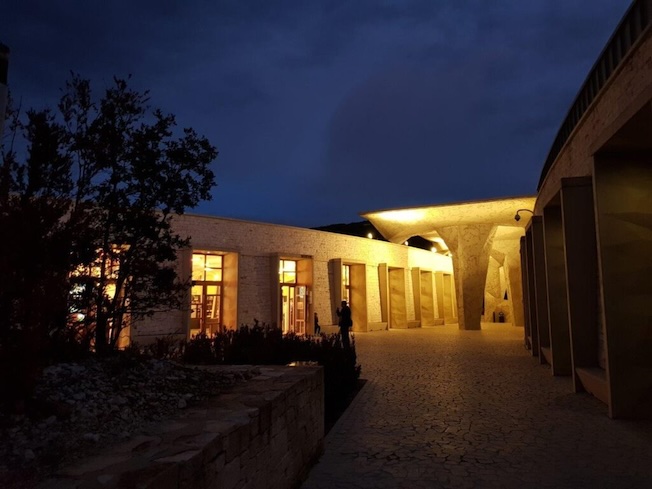 Grotte Chauvet patio © DR