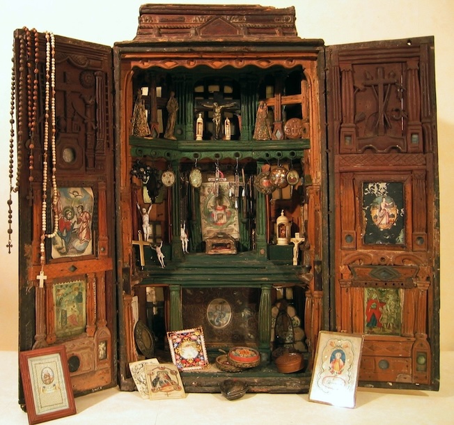 Boîte de colporteur en objets religieux 77 x 44 x 26 cm (fermée) et 88 cm de large ouverte). Bois, papier, vélin, papier métallique, métal, os, verre _ Fin XVIIIe siècle - Coll. Thierry Pinette