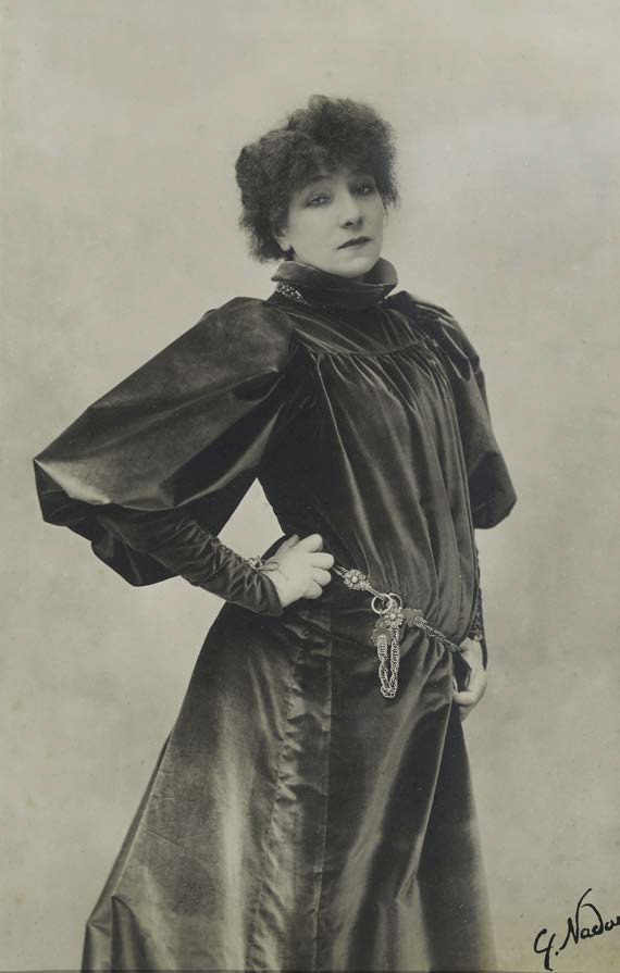 Paul Nadar, Sarah Bernhardt à la ville, en costume de velours, photographie, 41 x 32 cm, 1894 © Suzanne Nagy