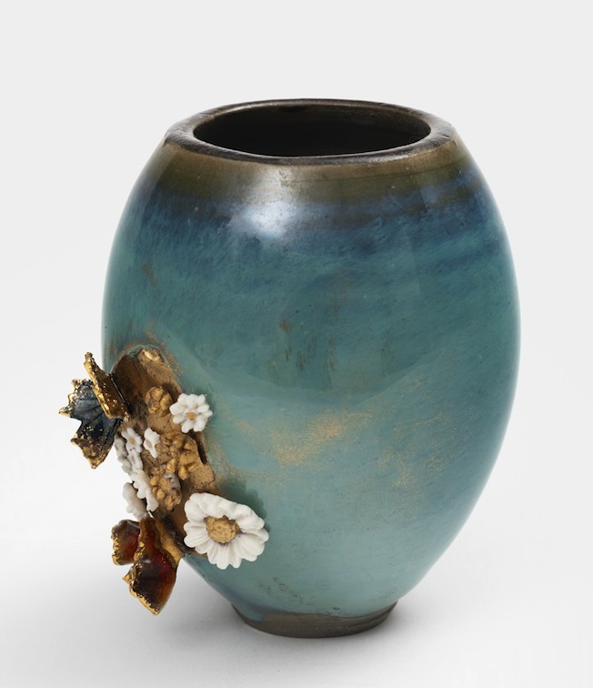 Karen Swami. Flo 12 (2026). Grès tourné, émaillé et doré à l’or fin. H. 10 ; D. 8 cm.