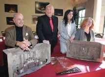 Raymond Duffaut, directeur des Chorégies, entourés deNicolas Joël, Emmanuelle Favre et Nadine Duffaut, metteurs en scène ou scénographes. © Manuel Pascual