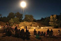 L’an passé, Labeaume en Musiques avait programmé l’exceptionnelle chorégraphie de Boivin - danse d’amour entre un homme et une pelleteuse -, inoubliable spectacle dans les anciennes carrières. © P. Aimar