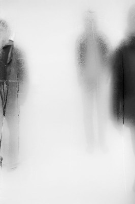 Dijon, Côte d'Or, Musée des Beaux-Arts, photographies : John Batho. Poses & Passages. John Batho développe un dialogue poétique entre pertes d’identités et attestations de présences ténues Dijon, Côte d'Or, Musée des Beaux-Arts, photographies : John Batho. Poses & Passages. John Batho développe un dialogue poétique entre pertes d’identités et attestations de présences ténues