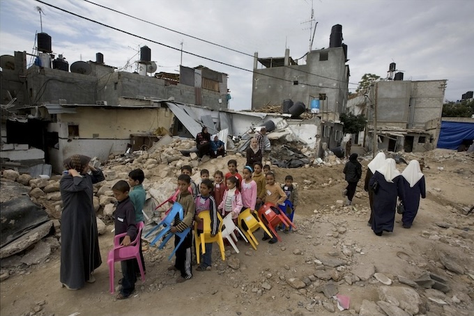 © Alexandra Boulat, association Pierre et Alexandra Boulat. Gaza 2006. Enfants à la recherche d'un lieu pour faire la classe.