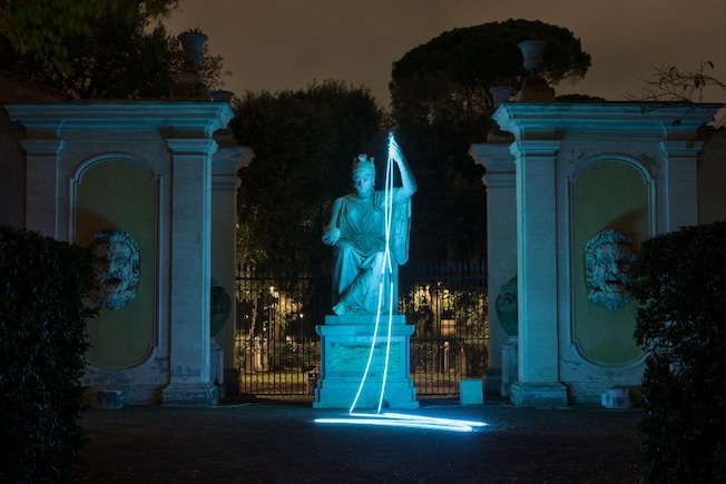 Image d’archive de l’installation Lamentable ø 8m20 bleu (2006) de François Morellet lors du festival Ouvert la nuit, Villa Médicis, Rome, 2017, © Daniele Molajoli